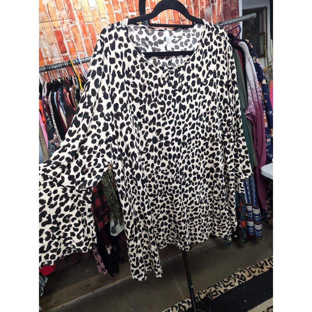 New Curvy Lovey 2X Animal Print Bell Sleeved Top